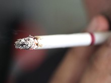 Nggak Cukup Pakai Pengharum, Ini 7 Cara Hilangkan Bau Rokok di Dalam Ruangan