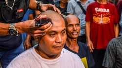 Aksi Relawan Dedi Mulyadi Cukur Rambut di Subang