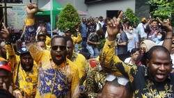 Antusias Para Pendukung Nobar Putusan Sengketa Pilkada