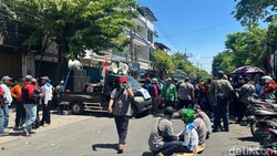 Puluhan Buruh Blokir Kawasan Simokerto Surabaya, Lalin Dialihkan