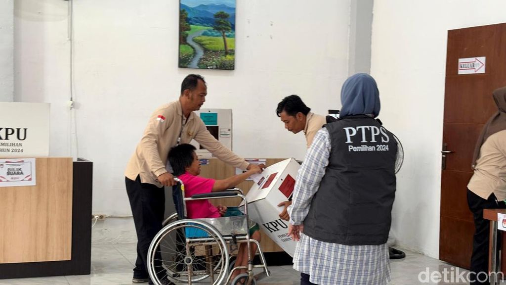 Ratusan warga Liponsos Keputih Nyoblos Pilkada 2024