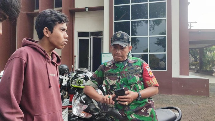 Diskusi yang digelar Kelompok Studi Mahasiswa (KSMW) UIN Semarang bertema Fasisme Mengancam Kampus: Bayang-Bayang Militer bagi Kebebasan Akademik di UIN Semaramg, didstangi pria tak dikenal dan anggota TNI, Senin (14/5/2025).