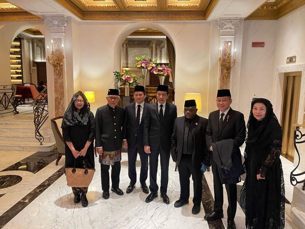 Jokowi dkk Utusan Prabowo Serba Hitam ke Pemakaman Paus Fransiskus