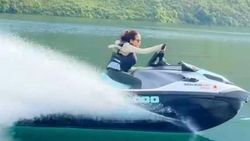Seru Banget! Nih Aksi Fuji Main Jetski Di Danau Toba