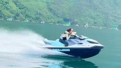 Seru Banget! Nih Aksi Fuji Main Jetski Di Danau Toba