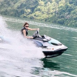 Seru Banget! Nih Aksi Fuji Main Jetski Di Danau Toba