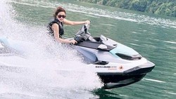 Seru Banget! Nih Aksi Fuji Main Jetski Di Danau Toba