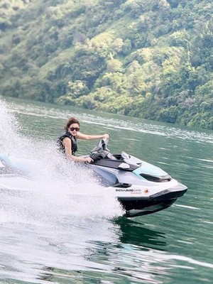 Seru Banget! Nih Aksi Fuji Main Jetski Di Danau Toba