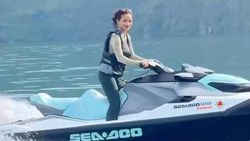 Seru Banget! Nih Aksi Fuji Main Jetski Di Danau Toba