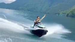 Seru Banget! Nih Aksi Fuji Main Jetski Di Danau Toba