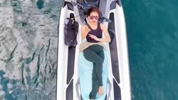 Seru Banget! Nih Aksi Fuji Main Jetski Di Danau Toba