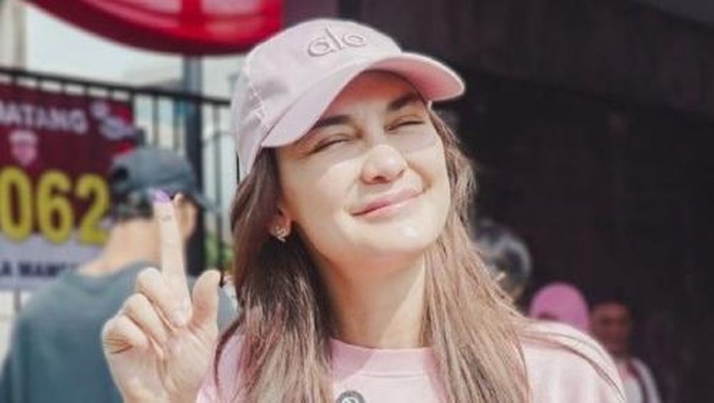 Foto: Gaya 13 Artis Nyoblos di Pilkada 2024, Bawa Tas Hermes Hingga Goyard
