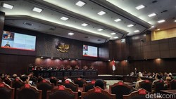 Hakim MK Bacakan Vonis 40 Sengketa Pilkada 2024