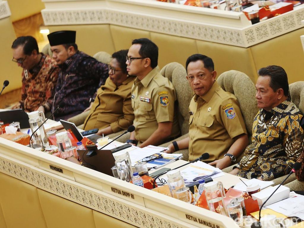 Ketua KPU, Bawaslu, DKPP dan Mendagri Rapat Bareng Komisi II DPR