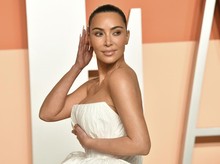 Kim Kardashian Dihujat Pakai Gelang Kaki Seharga Rumah ke Pantai