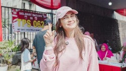 Gaya Santai Luna Maya saat Nyoblos di TPS Jadi Sorotan: Tetap Cantik