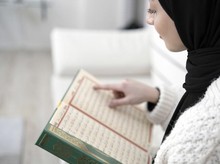 Qalqalah Artinya Bacaan yang Memantulkan Huruf Tertentu, Seperti Apa?