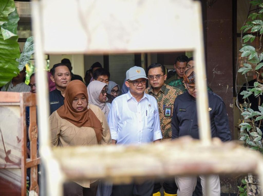 Mendikdasmen Kunjungi Sekolah Korban Banjir Bekasi, Beri Bantuan Rp855 Juta