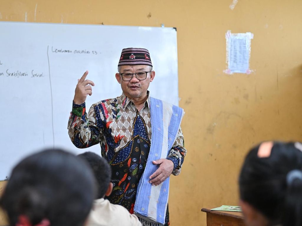 Potret Abdul Muti Mendadak Jadi Guru saat Berkunjung ke SMPN 1 Komodo