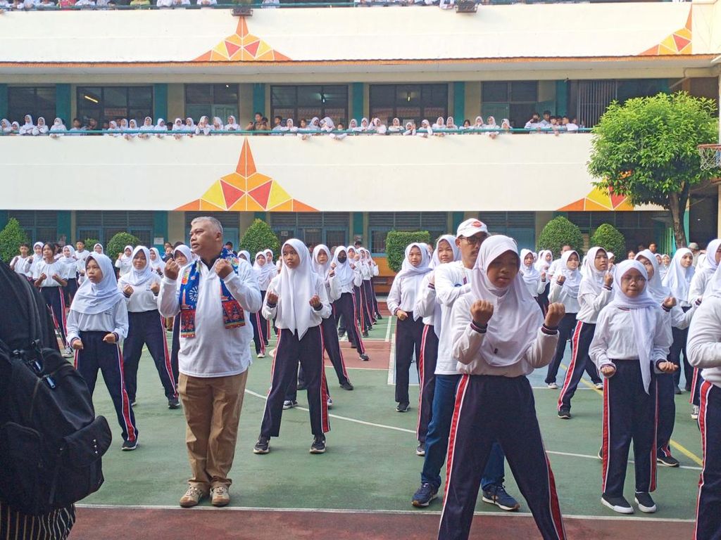 Keseruan Mendikdasmen Senam Anak Indonesia Hebat Bareng Siswa SMPN 41 Jakarta, Intip Yuk!