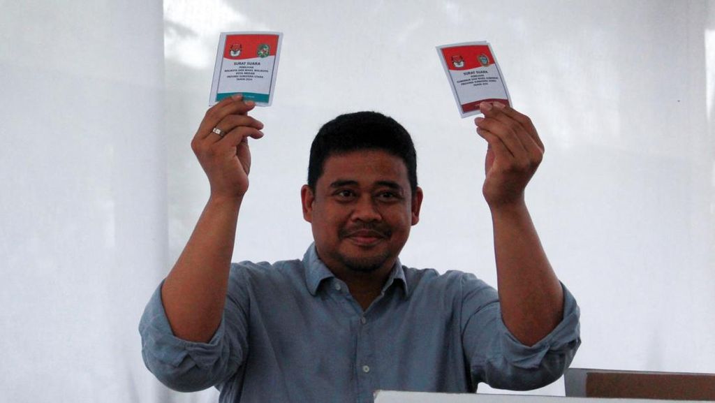 Momen Bobby Nyoblos Bareng Keluarga