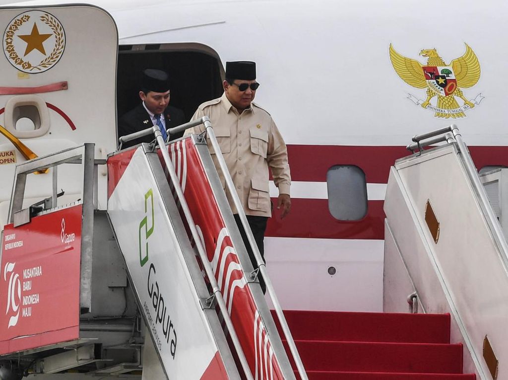 Momen Prabowo Tiba di Tanah Air Usai Lawatan ke Timur Tengah