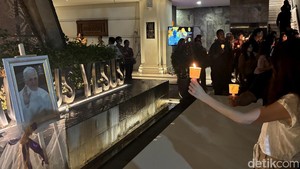 Doa dan Penyalaan 1.000 Lilin untuk Paus Fransiskus di Katedral Surabaya
