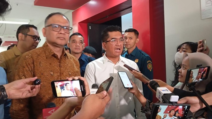 Rektor UI Heri Hermansyah {Kanan]
