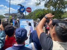 Seniman Pembuat Patung Biawak Mirip Aslinya Ternyata Jago Melukis