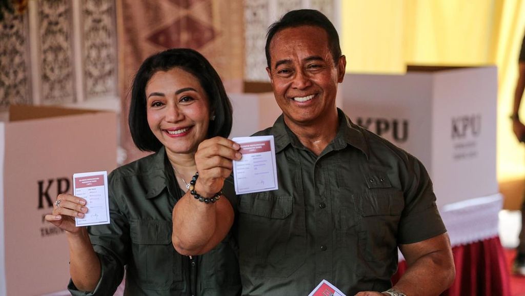 Senyum Andika dan Istri Nyoblos di TPS 3 Lempongsari Semarang
