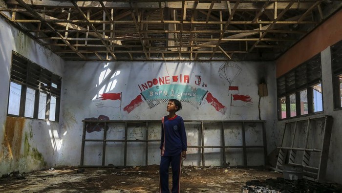 Sudah 4 Tahun SMPN 2 Cimanuk Rusak Parah Seorang siswa berdiri di salah satu ruang kelas yang rusak di SMP Negeri 2 Cimanuk, Pandeglang, Banten, Senin (28/4/2025). Pihak sekolah menuturkan, sebanyak empat ruang kelas mengalami kerusakan parah dan tiga kelas lainnya rusak ringan sejak sekitar empat tahun terakhir dan mengakibatkan proses belajar mengajar harus dipindahkan ke ruangan lain, serta terpaksa membatasi daya tampung murid sebab kurangnya ruang kelas. ANTARA FOTO/Angga Budhiyanto/rwa.