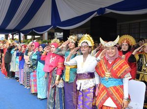 Pakaian Adat di Upacara Hardiknas 2025, Mendikdasmen Minta Agar Tidak Membebani