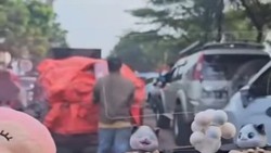 Viral Bajing Loncat Curi Sekarung Bawang Putih di Pasar Palembang