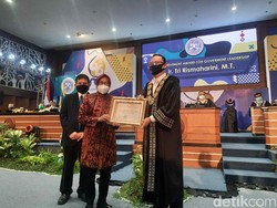 Risma Terima Lifetime Achievement Award for Government Leadership dari Unair