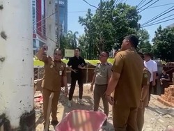 Walkot Bobby Ngamuk saat Sidak Pembangunan Tugu, Putus Kontraktor