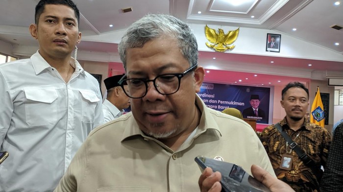 (Wamen PKP), Fahri Hamzah, saat kunjungan kerja di NTB, Jumat (17/1/2025). (Ahmad Viqi/detikBali)