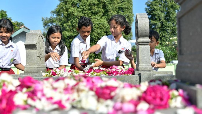 ZIarah ke makam Ki Hajar Dewantara